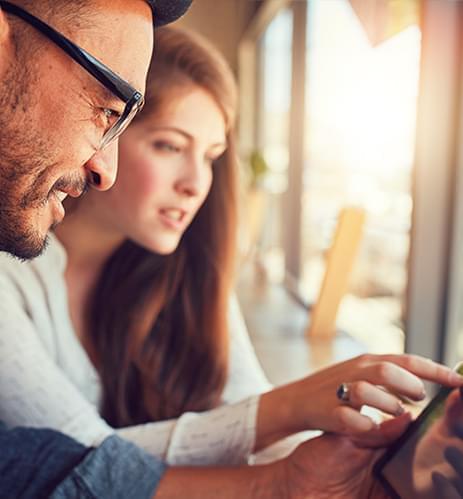 Fond visuel deux personnes concentrées regardant un smartphone